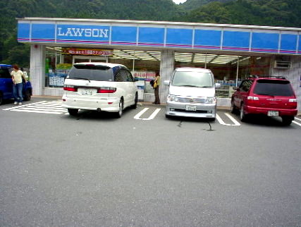 三枚目の写真。画面中央のヒトがそう。