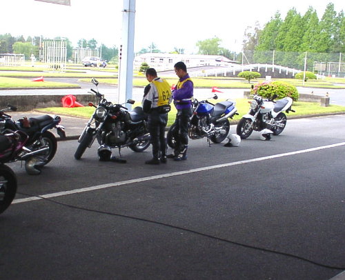 人のバイクって気になるよね〜、ホント。