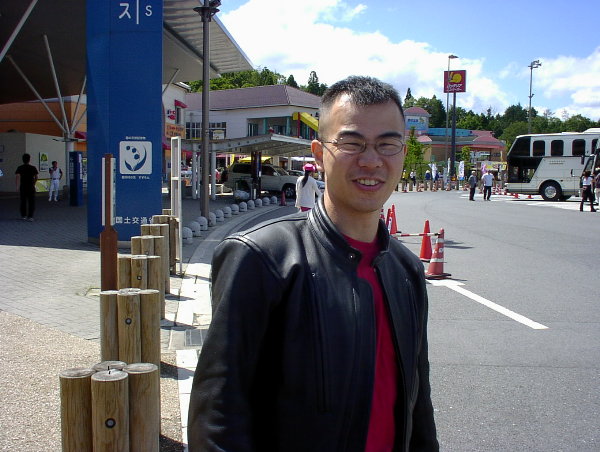 長旅に備えてか?ベリーショートな髪型が印象的。
