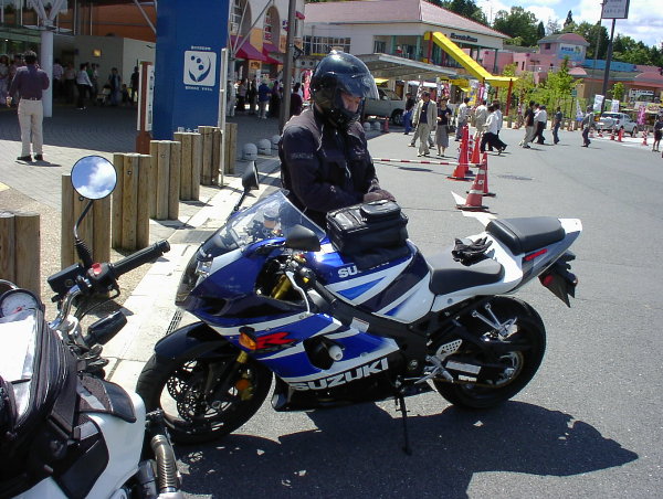 こうやってみるとR1000のコンパクトさが際だって見えますな。車重的には私のホーネット600とさほどの差はないだけの事はある。